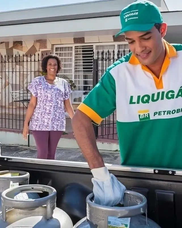 Entregador Liquigás entregando botijão em Cássia
